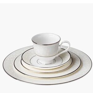 New in box Lennox Opal Innocence place setting
